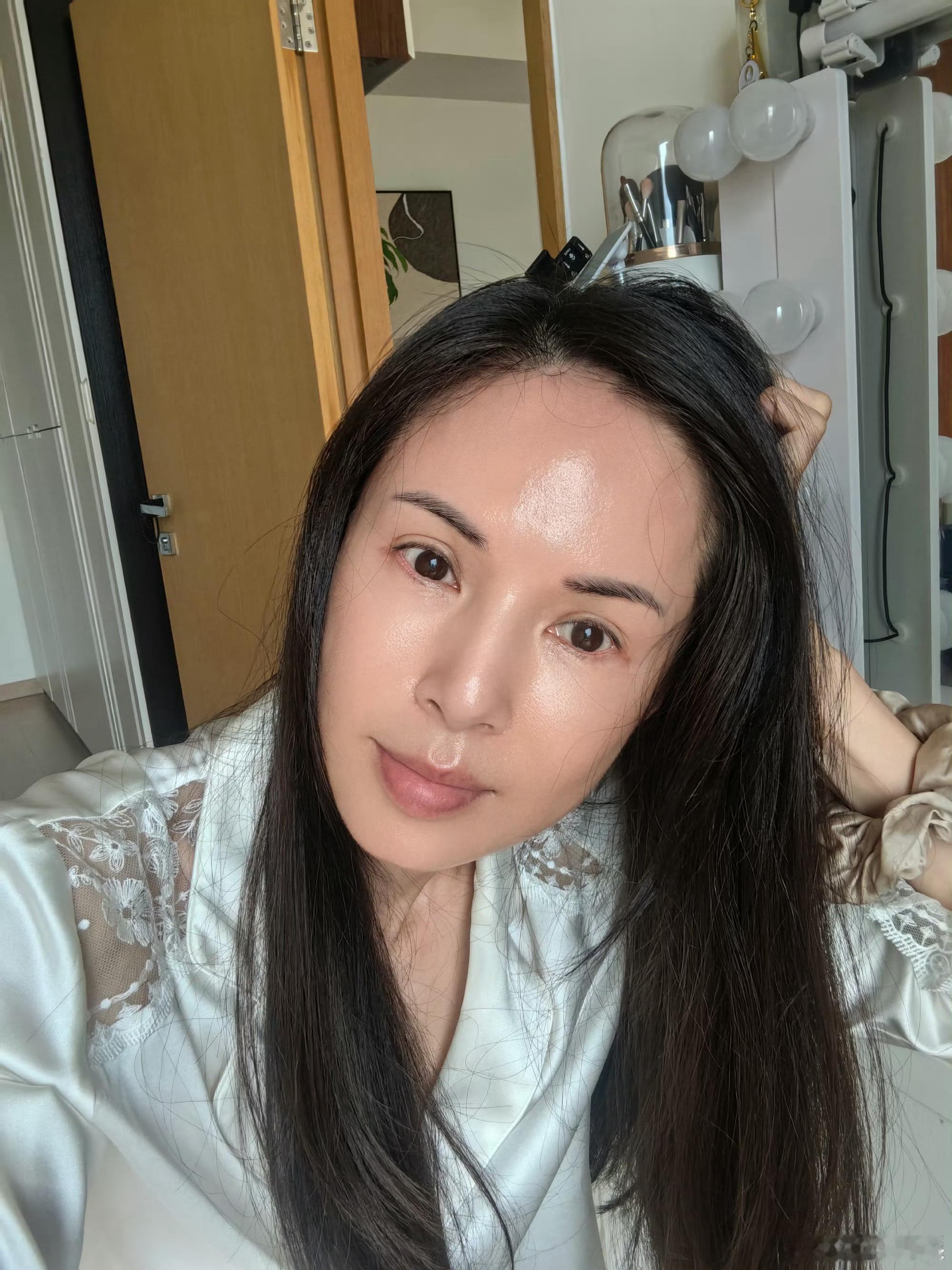 李若彤也熬夜看世界杯60岁李若彤熬夜看球状态 哇塞原来连也会熬夜看球呀！但是咋感