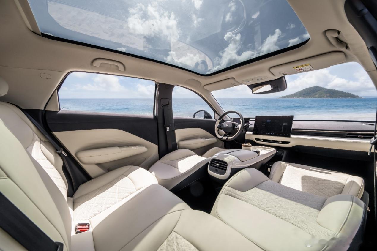 谁能拒绝一款配置拉满还超省心的纯电车？极狐T1必须拥有姓名！外放电功能，户外用电