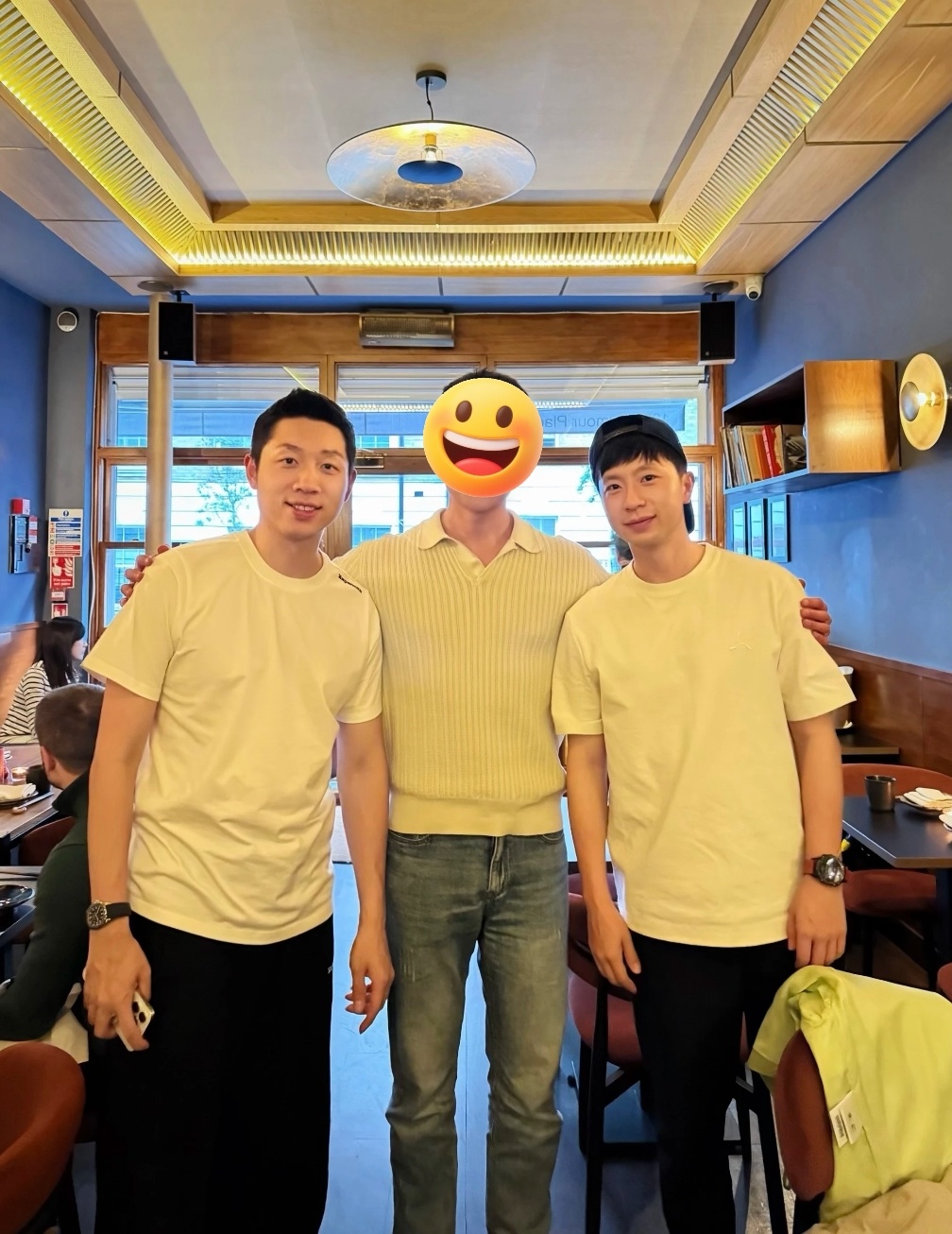 伦敦偶遇马龙许昕 网友去伦敦一家居酒屋吃烧鸟，见到人民艺术家许昕在门口锁自行车，
