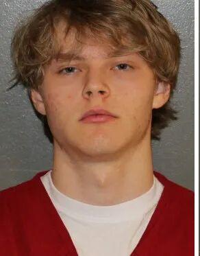 一名来自博尔德的 18 岁男子 William Michael Purvis 因