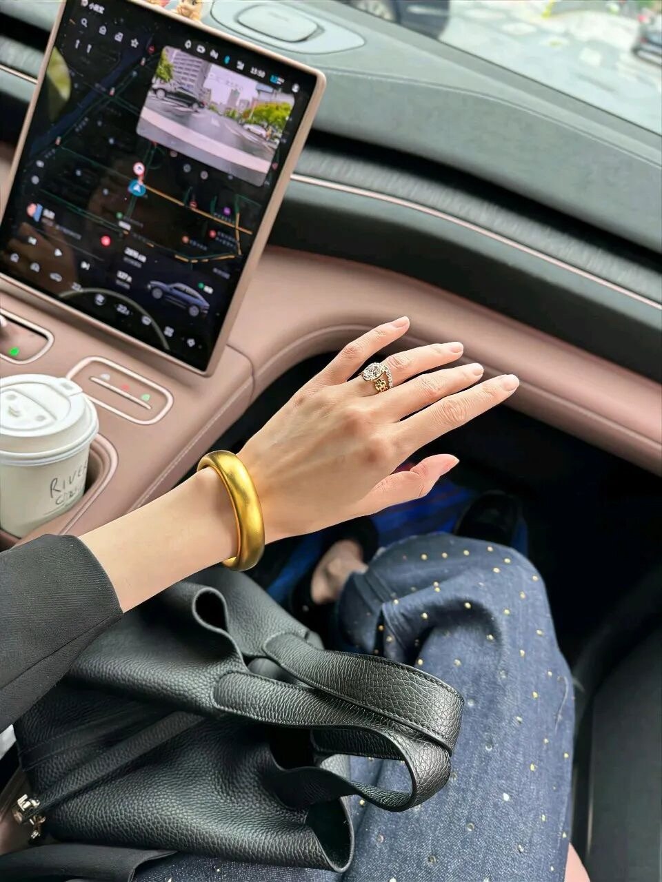 等姐有钱了,才不要岁月静好,我要作,要闹,要俏,要天天出门撒钞票,要好看的爷们儿