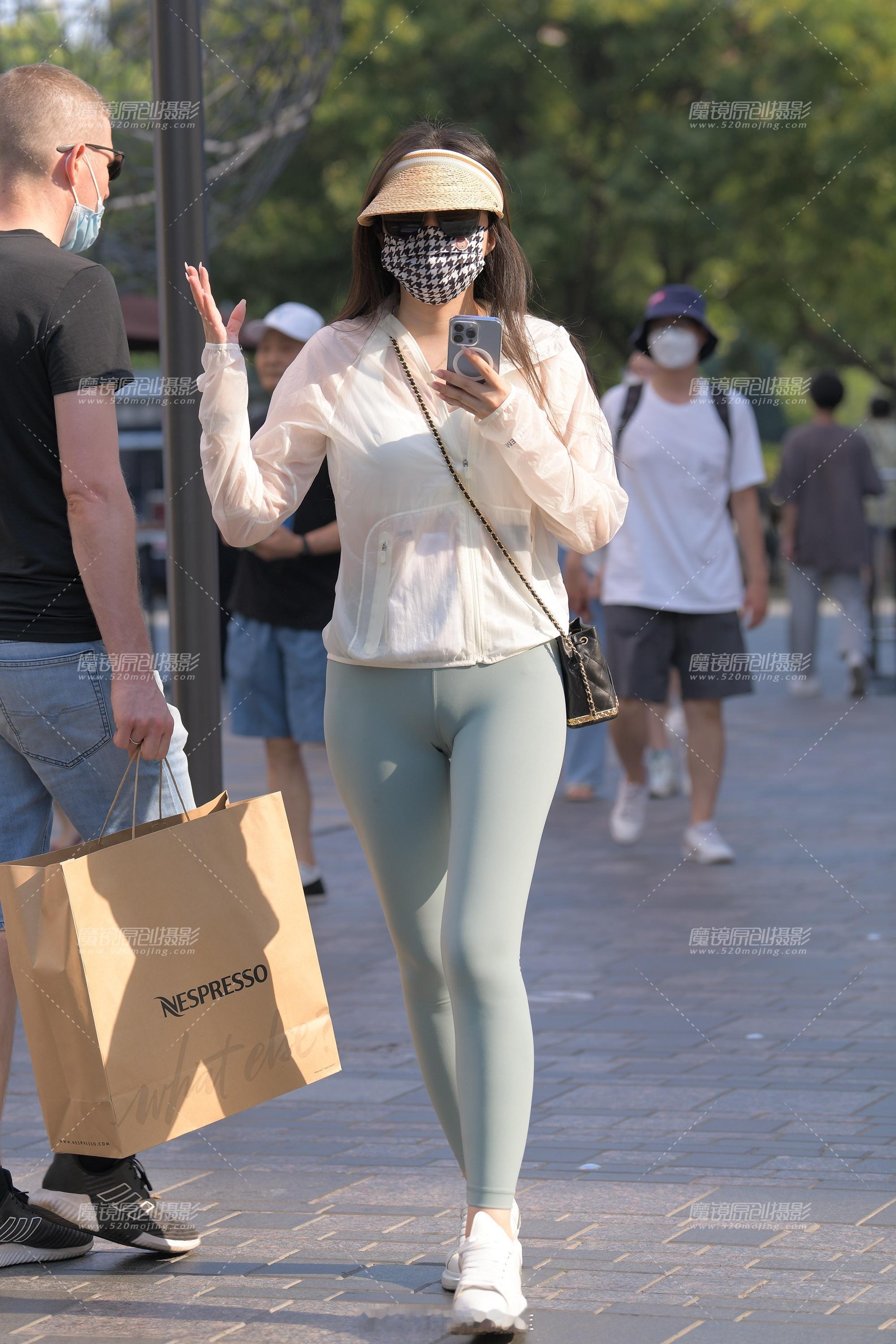 防晒衣怎么挑防晒衣就挑，像小姐姐穿的这种，浅色透气且时尚的防晒衣！ ​​​