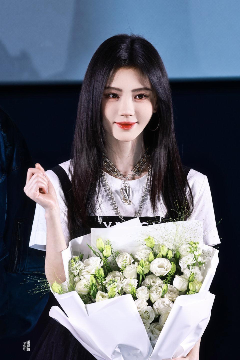 鞠婧祎来战jjy鞠婧祎阿黛发呆的时候 总会想起最初的我们