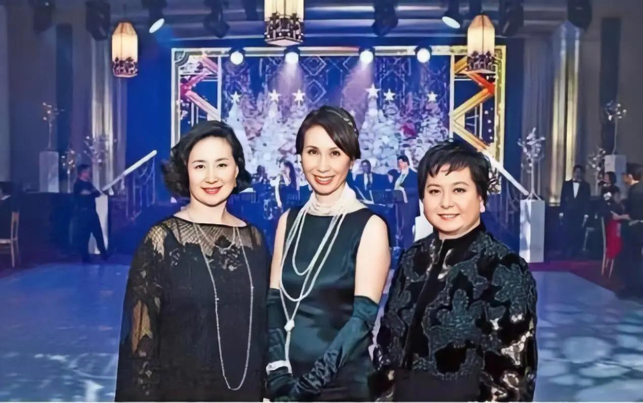 赌王二太蓝琼缨的三个女儿同框：

长女何超琼龙眉凤目，珠光玉色；次女何超凤珠围翠