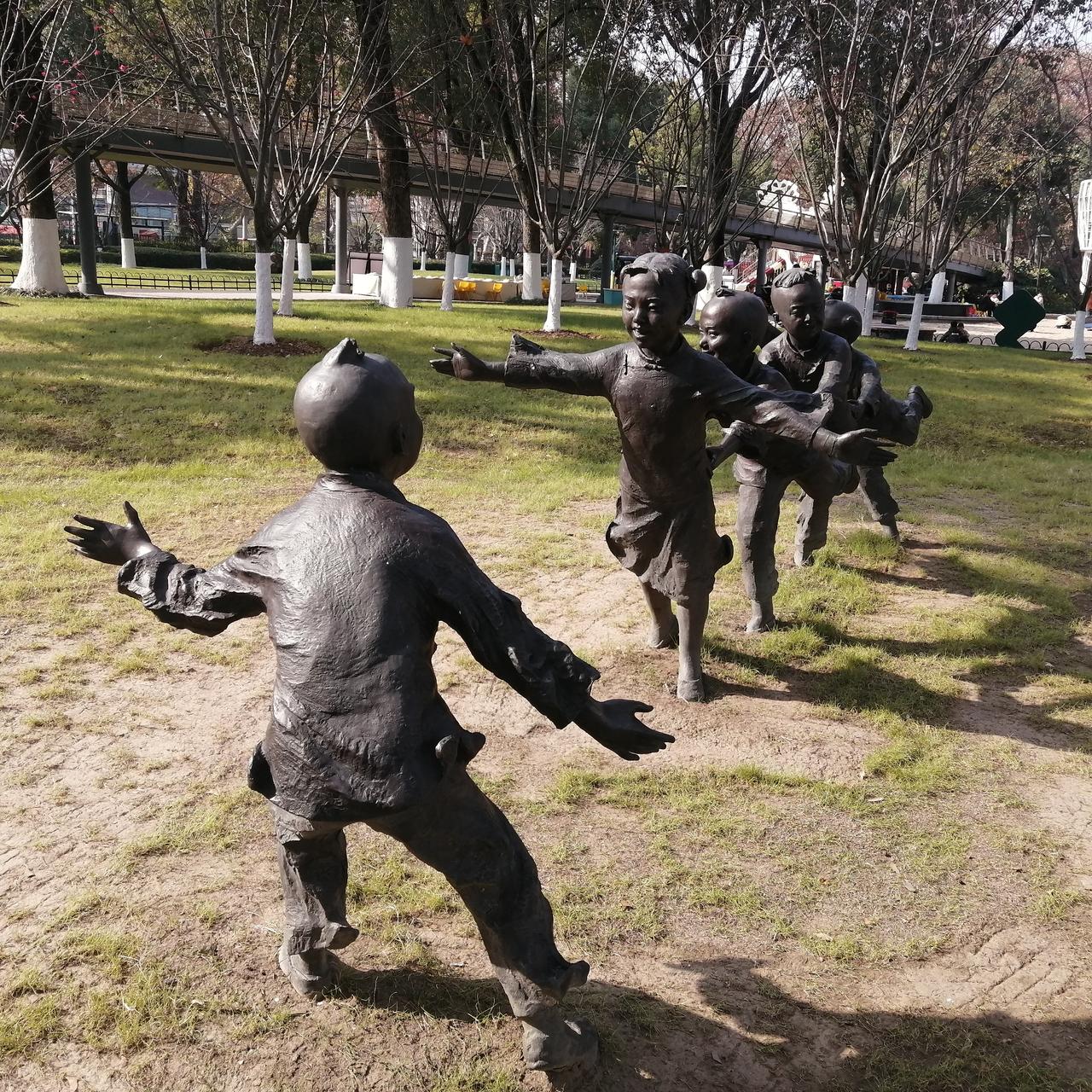 分享城市新鲜事 
    南京娃儿的游戏选粹​
我们小时候，野性游戏繁多
​滚铁