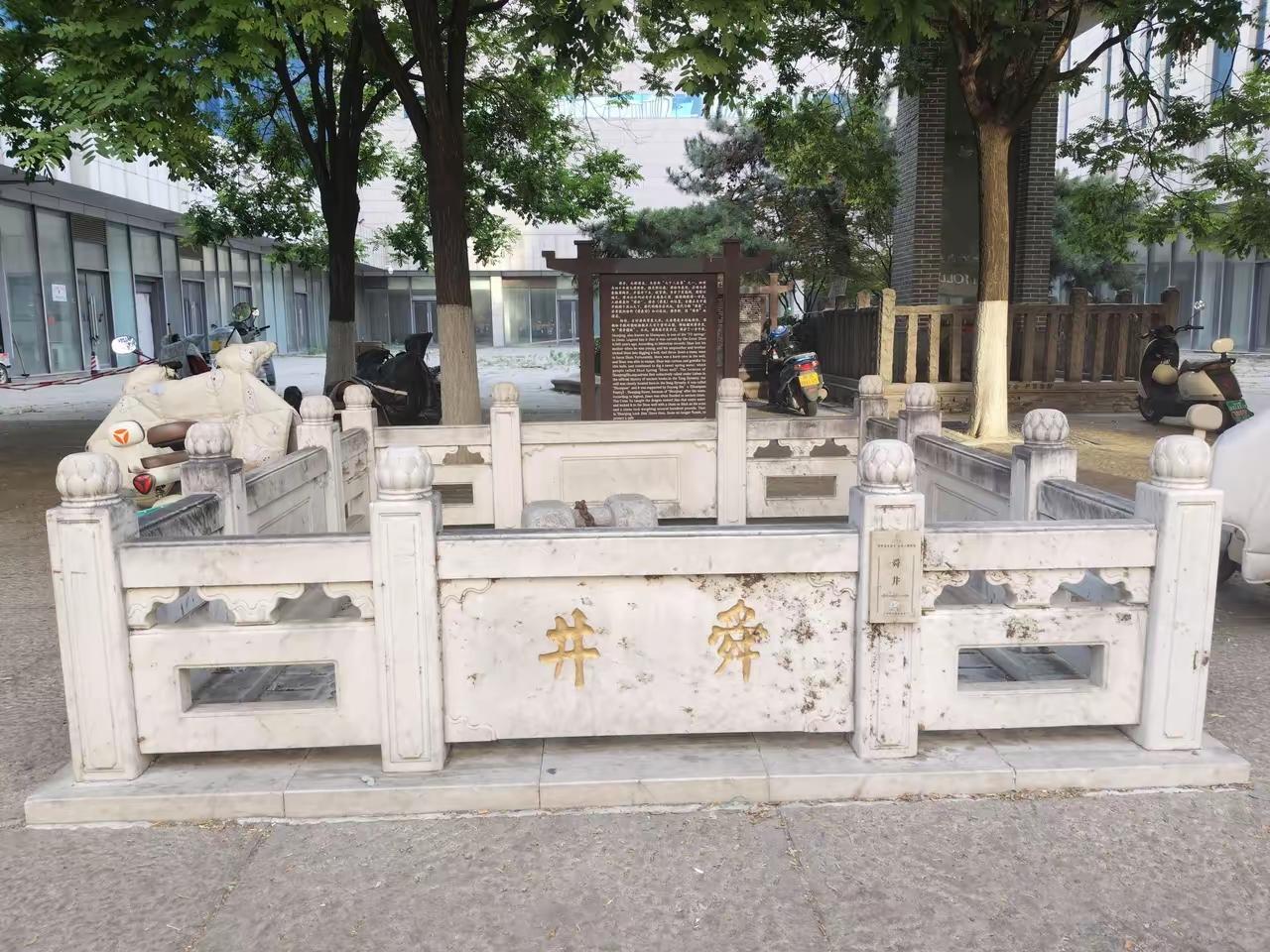 去济南泉城路可不能错过舜井街的舜井泉铁链。传说这铁链下锁着蛟龙，拉动铁链会有黑水