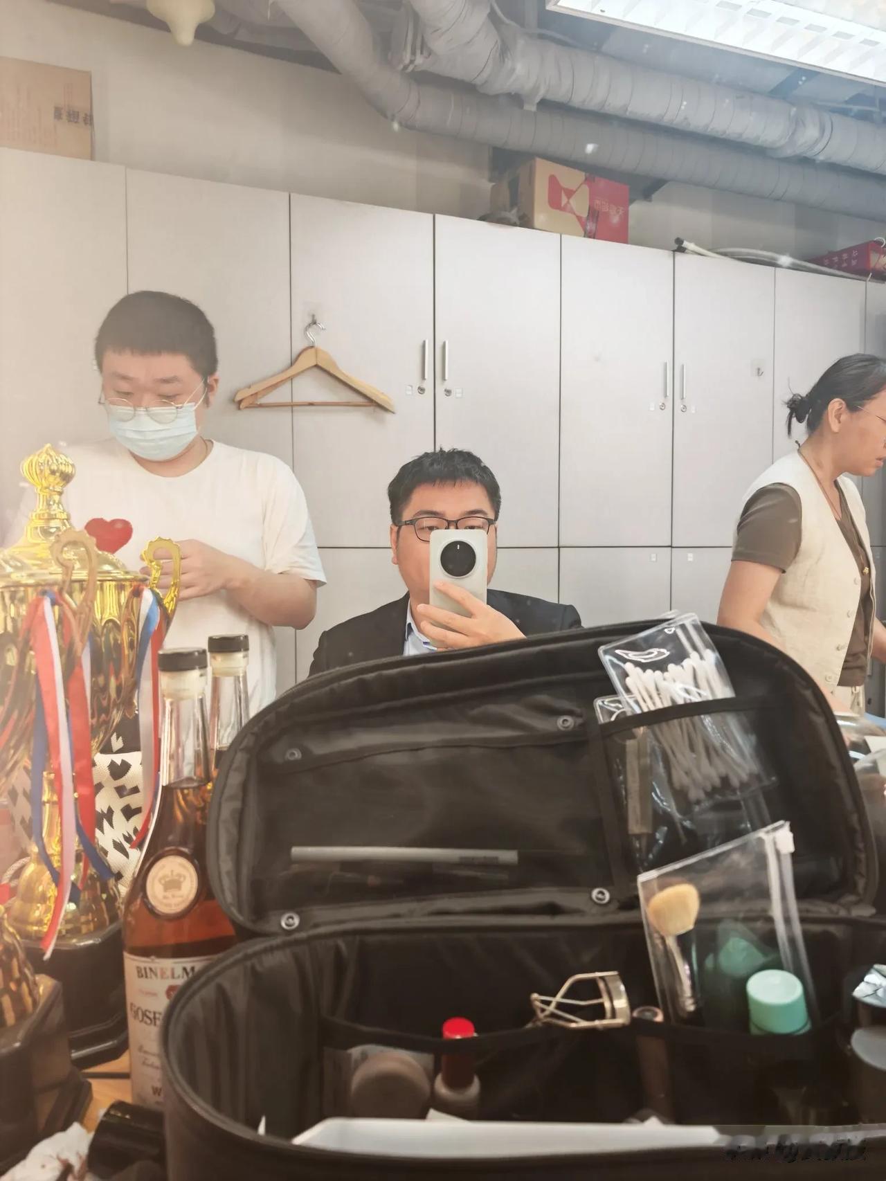 化妆录节目，很久不录电视节目了
没有啥兴趣，是不是年纪大了，抑郁了
[呲牙][呲