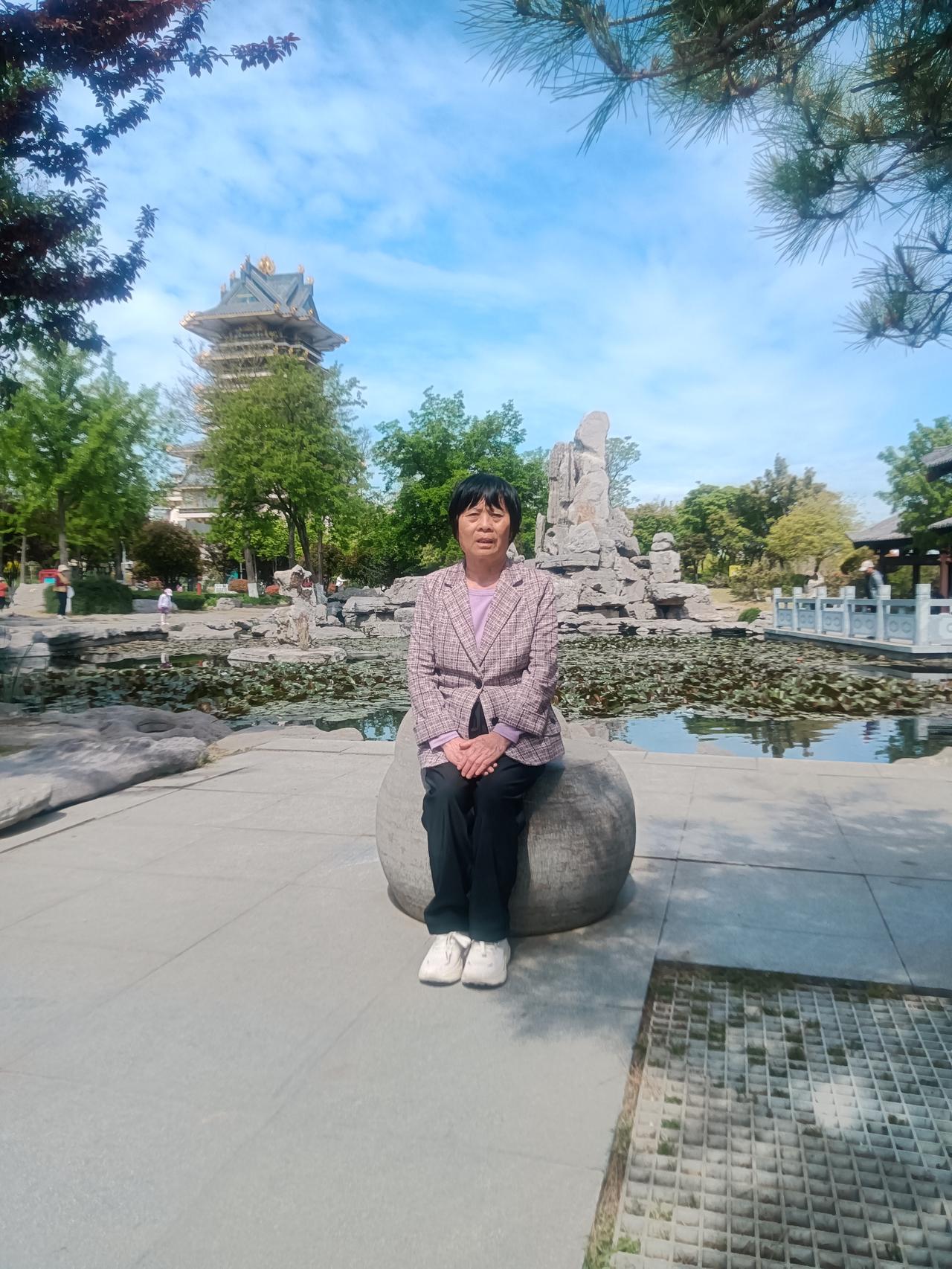 谷雨
文/李兴伟
谷雨之后雨降临，
气温升高禾苗深。
犁沟开垅谷土混，
种下谷物