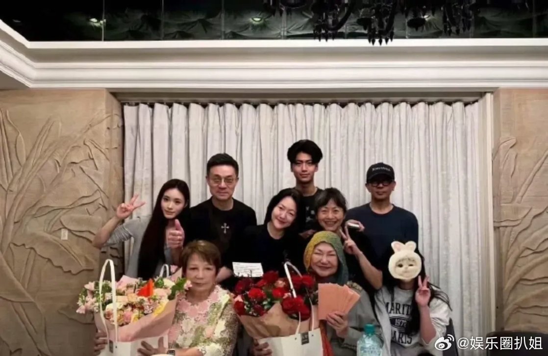 具俊晔暴瘦S妈晒母亲节合照，具俊晔暴瘦站在角落，青筋凸起面容憔悴！ ​​​