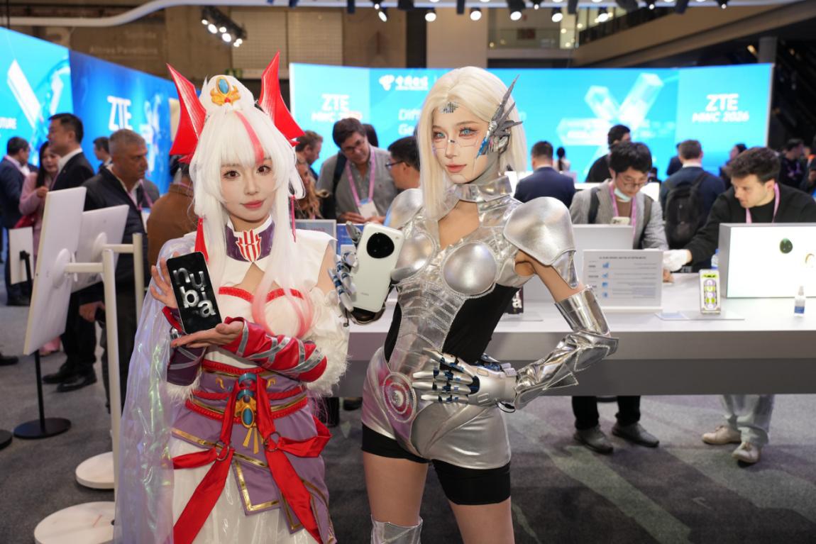 巴塞罗那MWC2026现场，中兴通讯直接拿出两款让全球观众惊喜的产品——首款AI