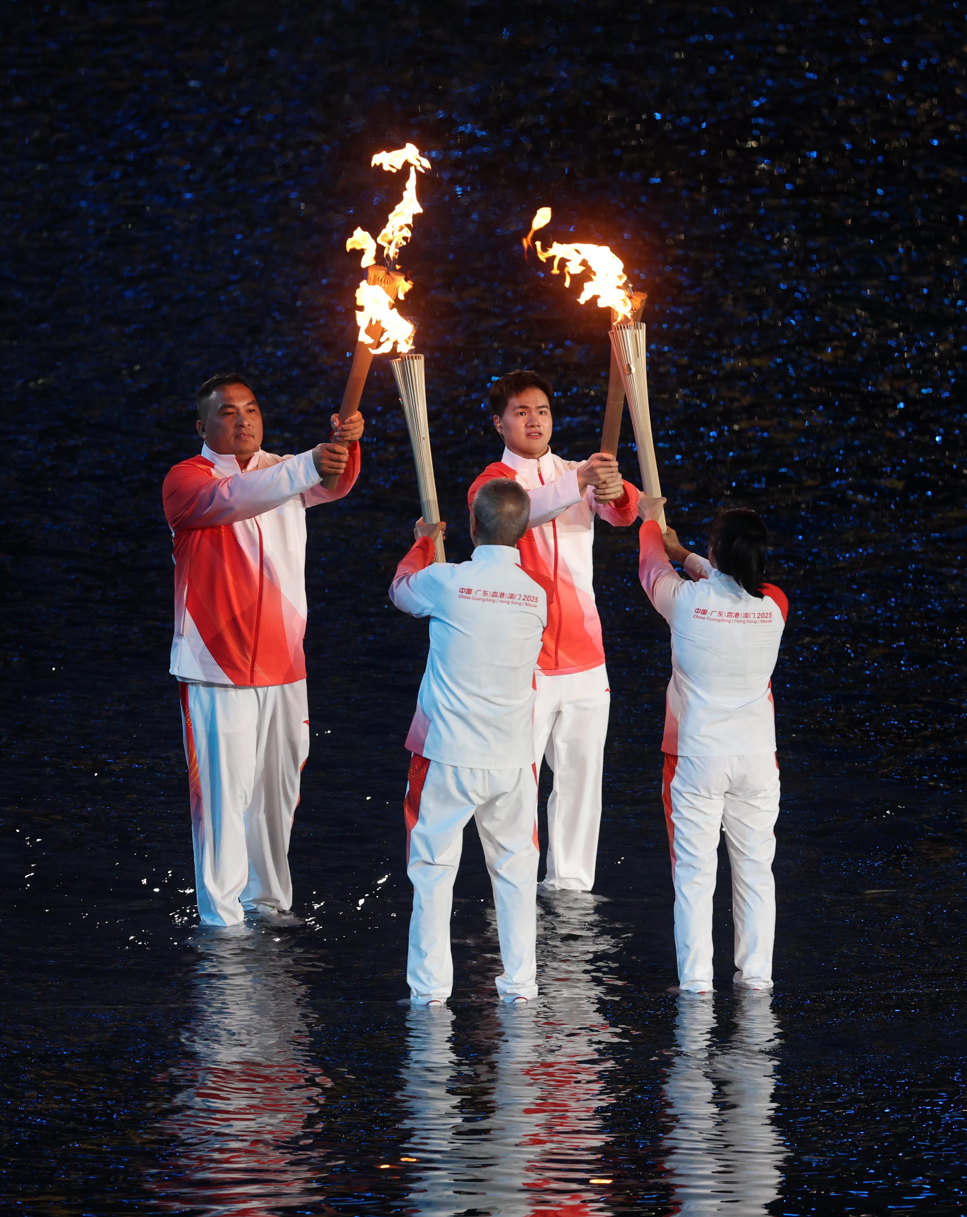 梁王驾到[超话]梁王组合 [打call]梁王加油 十五运开幕式火炬手铿铿[你好]