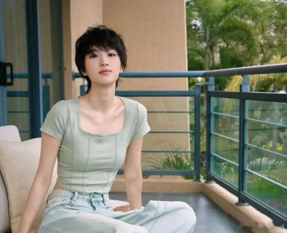 姚安娜就算是戴2000万都耳环都没人觉得她在炫富，真正的富豪根本不会去刻意用物品