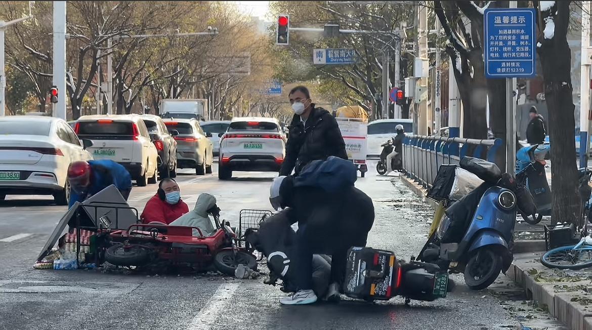 雪后的石家庄，天冷路滑，事故不断，大家小心

不知道大家有没有发现一个现象，就是