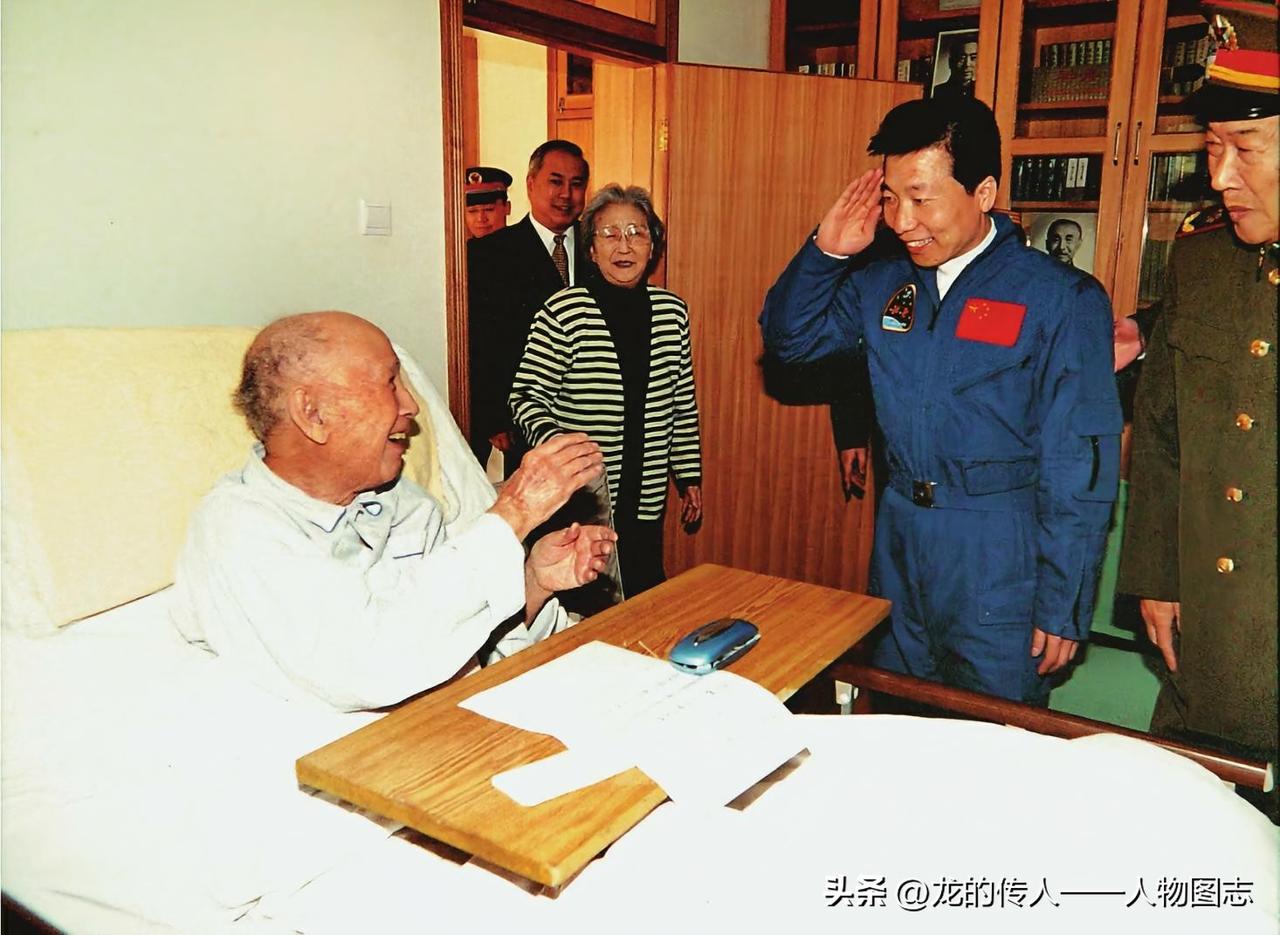 2004年元宵节，王永志（右一）和中国首飞航天员杨利伟看望钱学森