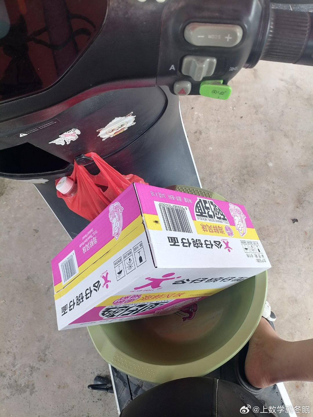 不错买了一箱公仔面送了个大盆  可用来洗衣服