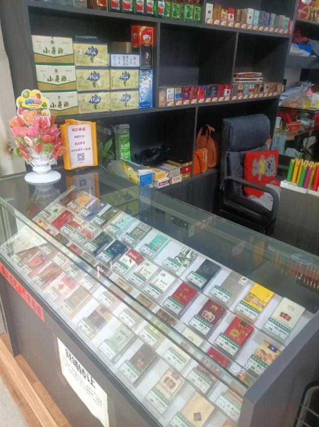 今天碰上个数学天才，小伙子进来买烟，120 一条，递过来两张 100 的。

我