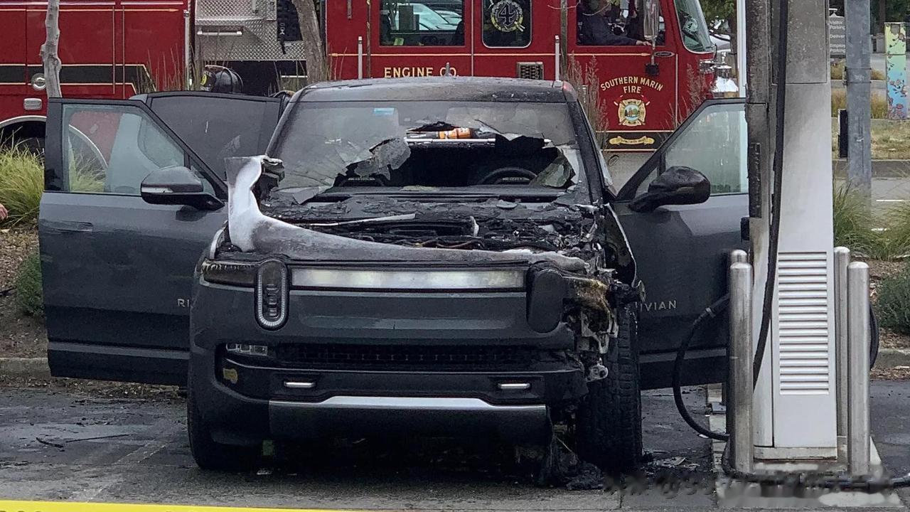 一台Rivian R1T 在美国加利福尼亚州Electrify America充