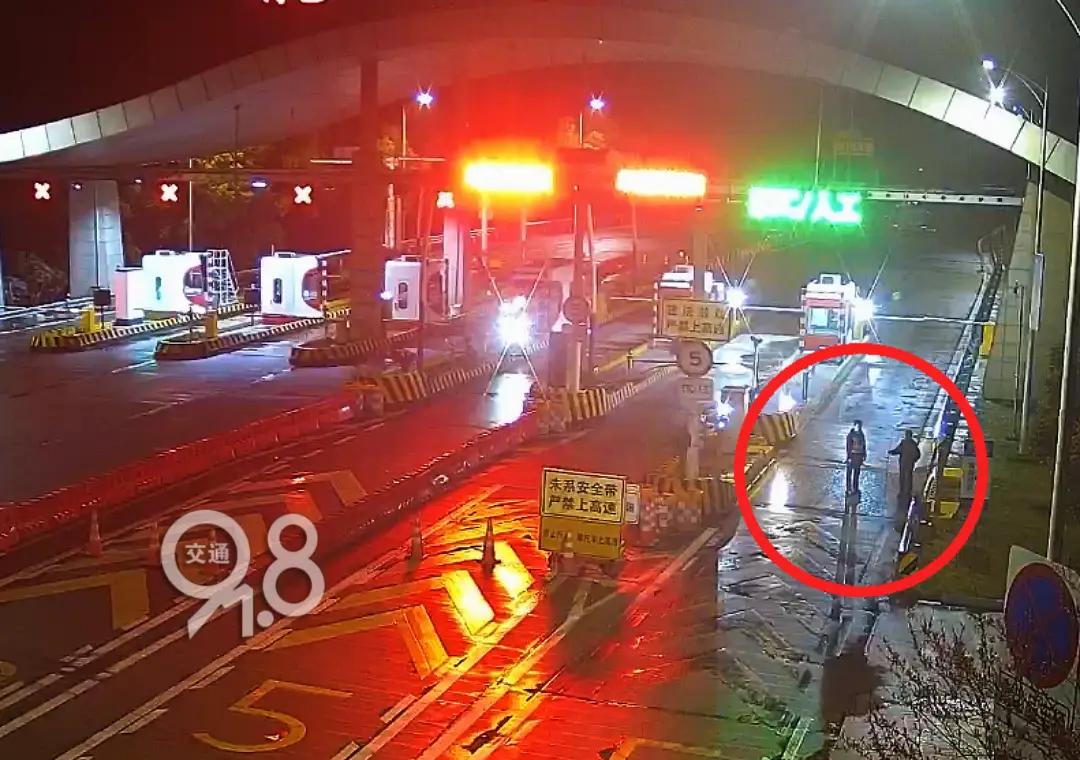 浙江杭州一高速收费站外，一位收费员刘俊正在岗亭值班，忽然他看到远处的路灯下好像有