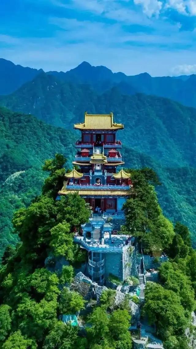 秦岭北麓的留村与宗山，不仅是地理坐标，更是关中方言的活化石。秦岭屏障减缓了人口的