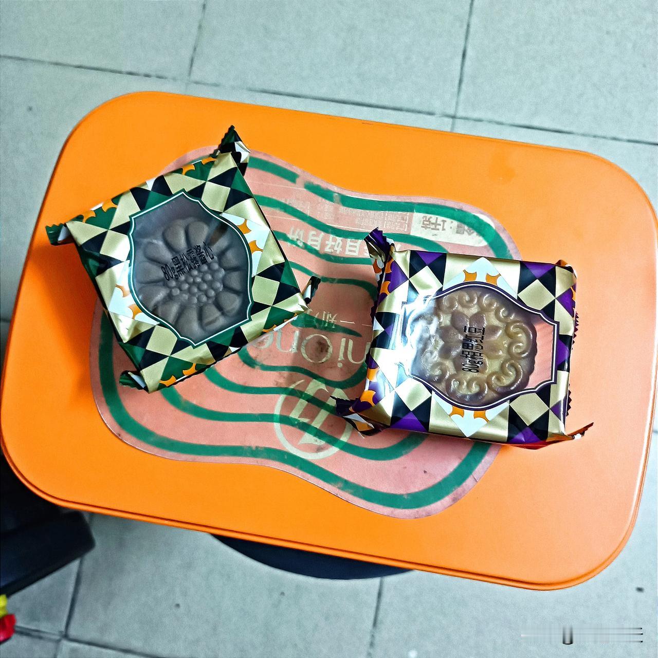 #你喜欢吃什么馅的月饼#我喜欢吃软面的月饼，喜欢吃这种双莲月饼，还有这种软冰沙月