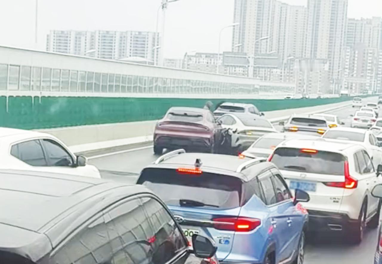 这是个什么情况啊，好像有一辆是新车，还没有上牌呢！开车的时候大家一定要注意安全，