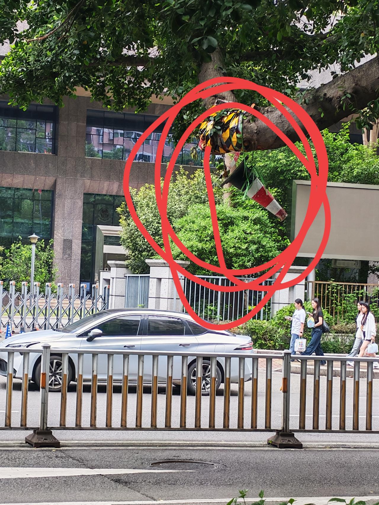 真的直接“上天”了，原本用于道路交通警示的路锥，这会儿真的飘到半空中，直直倒挂在