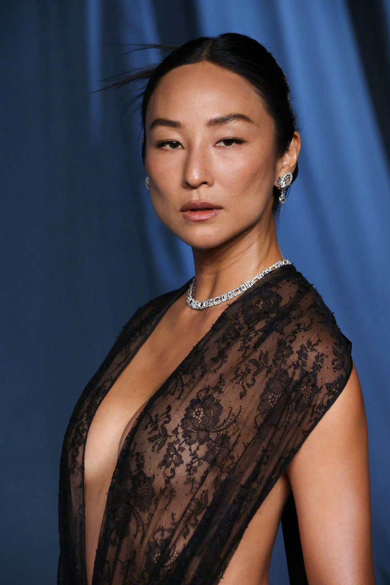 按照内娱韩娱审美，格蕾塔·李应该去削骨，但人家就是保持这种原生感和识别度，用个人