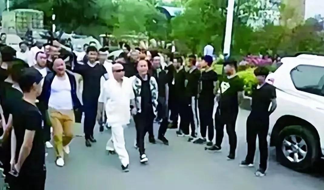 四川绵阳有个凶犯，坐了20年牢，出狱后居然在受害者家门口摆了18桌宴席庆祝，这事
