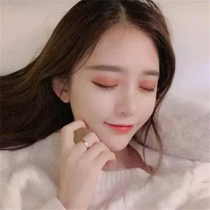 染了头发，画了妆，还化了眉毛化了妆的脸 眼线妆 给姐姐画个妆 妆妆样子 今天化个