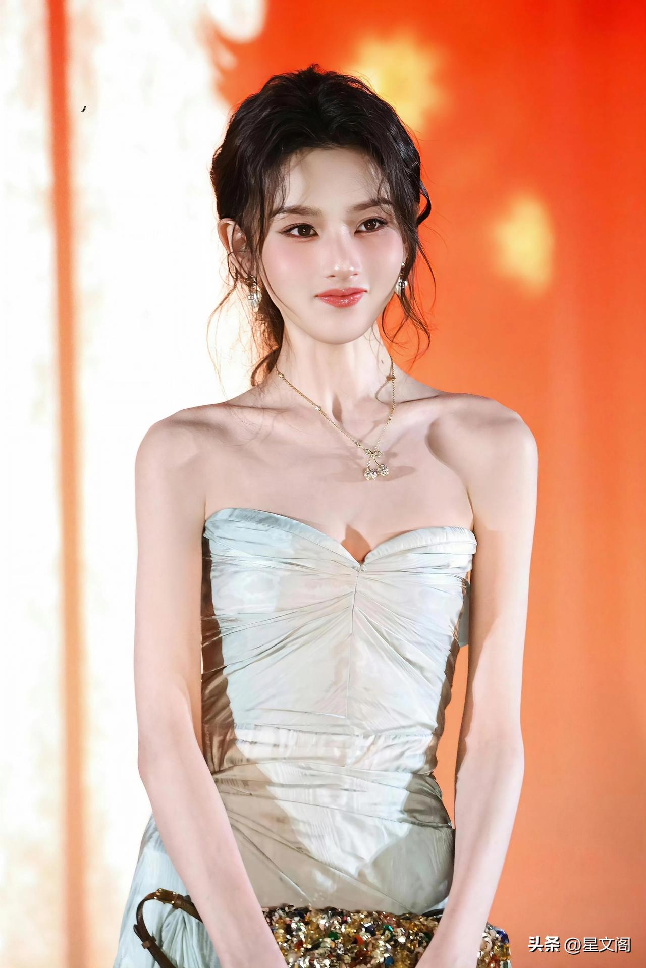 看到宋祖儿的肩膀，我惊呆了！
和此前那个圆润的她判若两人，
现在的只剩她薄薄一片