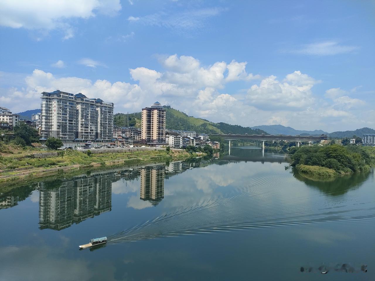如果你决定在县城里生活，那就必须明白一个道理：在长辈眼里，只有公职人员是正儿八经