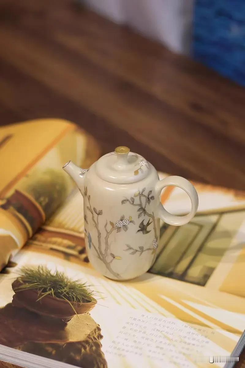 雅物臻选￤手绘萱草莺飞系列茶器具
合吾丹子
心间有萱草，茶畔莺鸟鸣
古语云“萱草