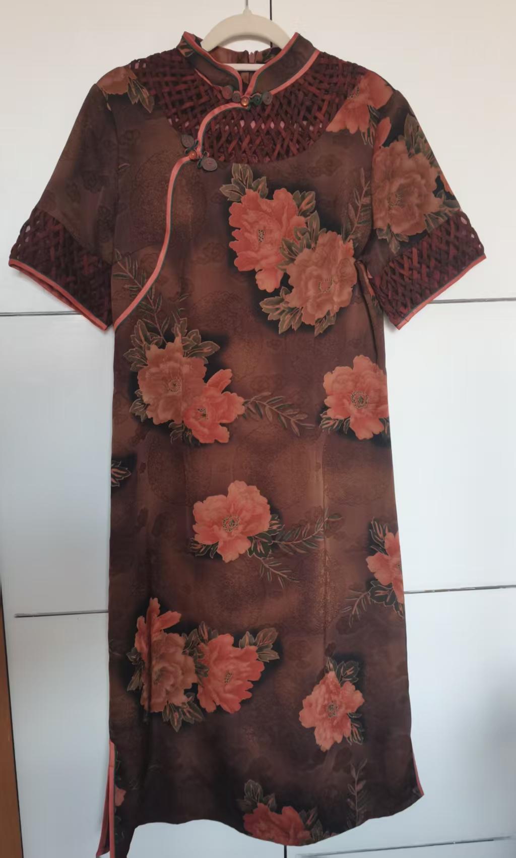 岁数大了，莫名地腰背疼。

曾经练过瑜伽的手，怎么也拉不上旗袍后背的拉链。

平