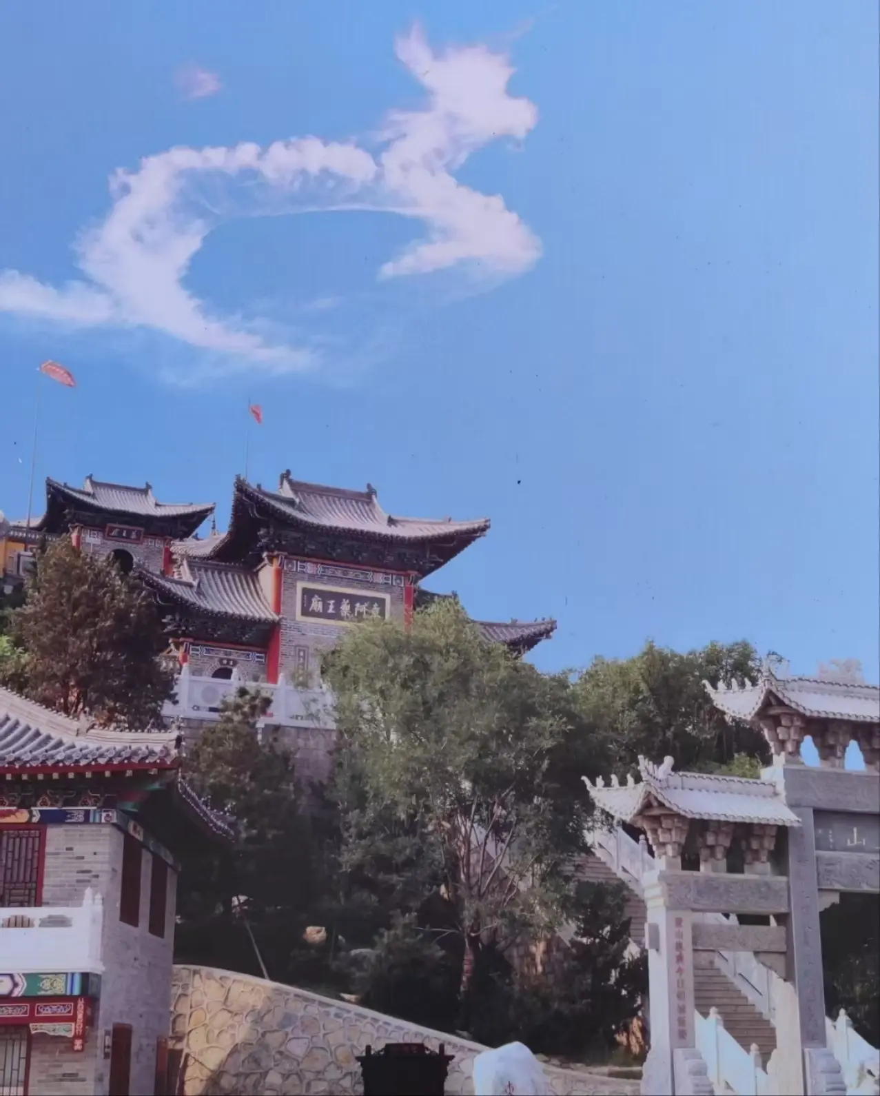 昨天去逛药王庙，随手拍了一张照片，大家看看上面的云像不像龙🐉