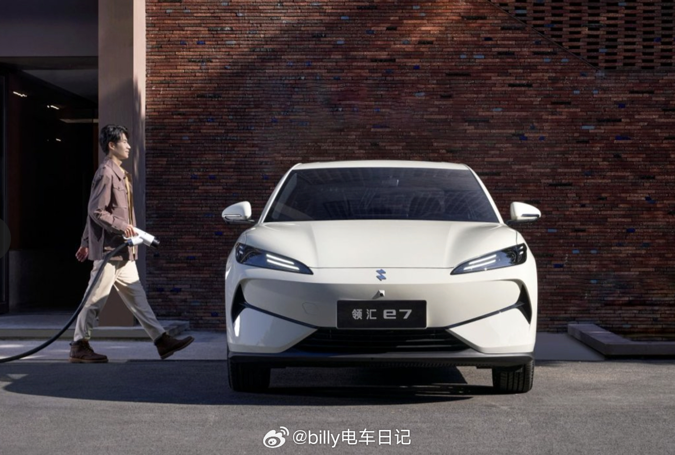 这两天油价又涨了，燃油车用户出行、加油成本不断上升。因为油价，比亚迪为油价，比亚