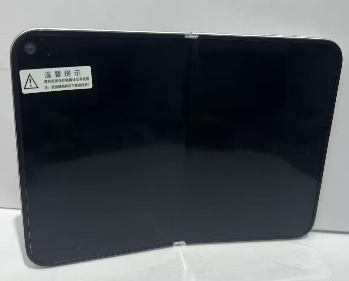 iPhone 折叠屏机模高清图出来了，跟之前的曝光出的模具大差不差，参数大家估计