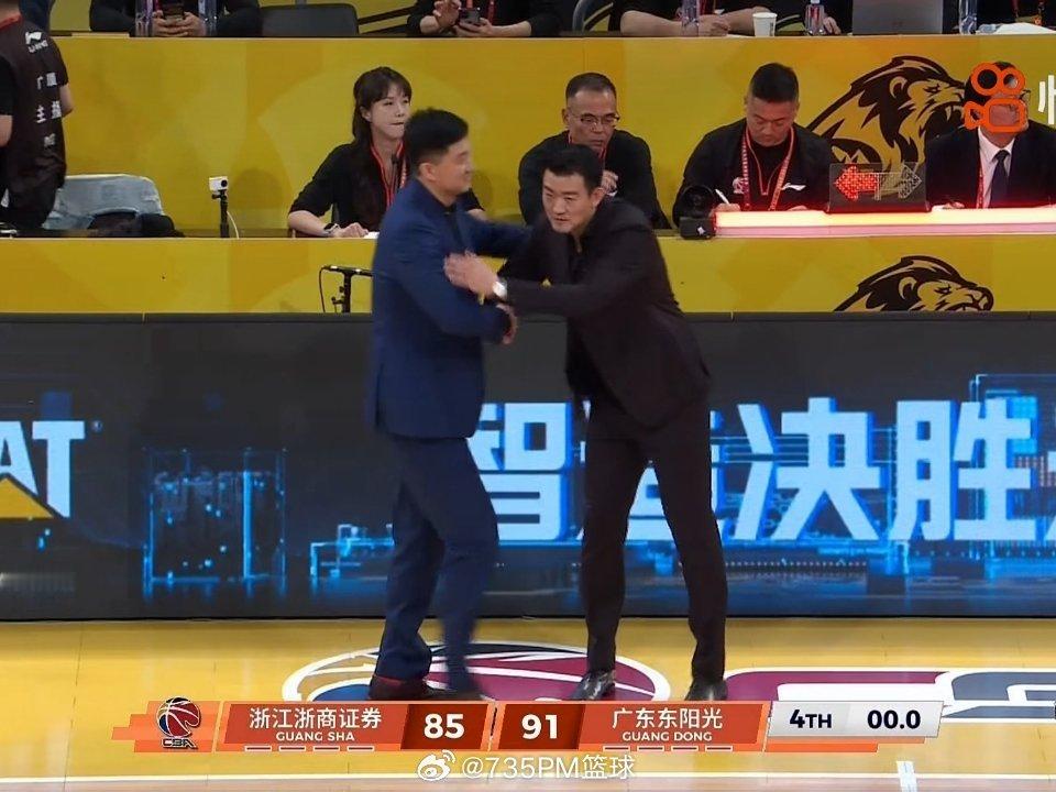 广东男篮战胜广厦男篮 送广厦主场首败，赛季双杀广厦，争气！这几场比赛大家的状态越