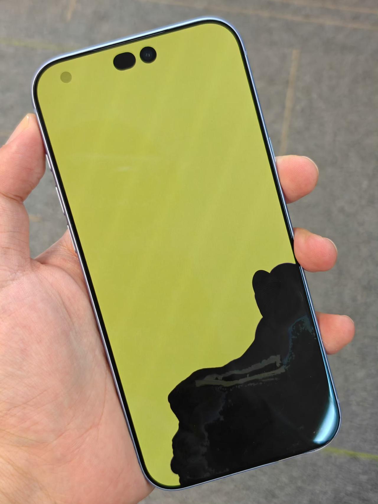 iPhone 18 Pro Max 磕碰 导致屏幕漏液
放弃幻想，铝就是铝，软就