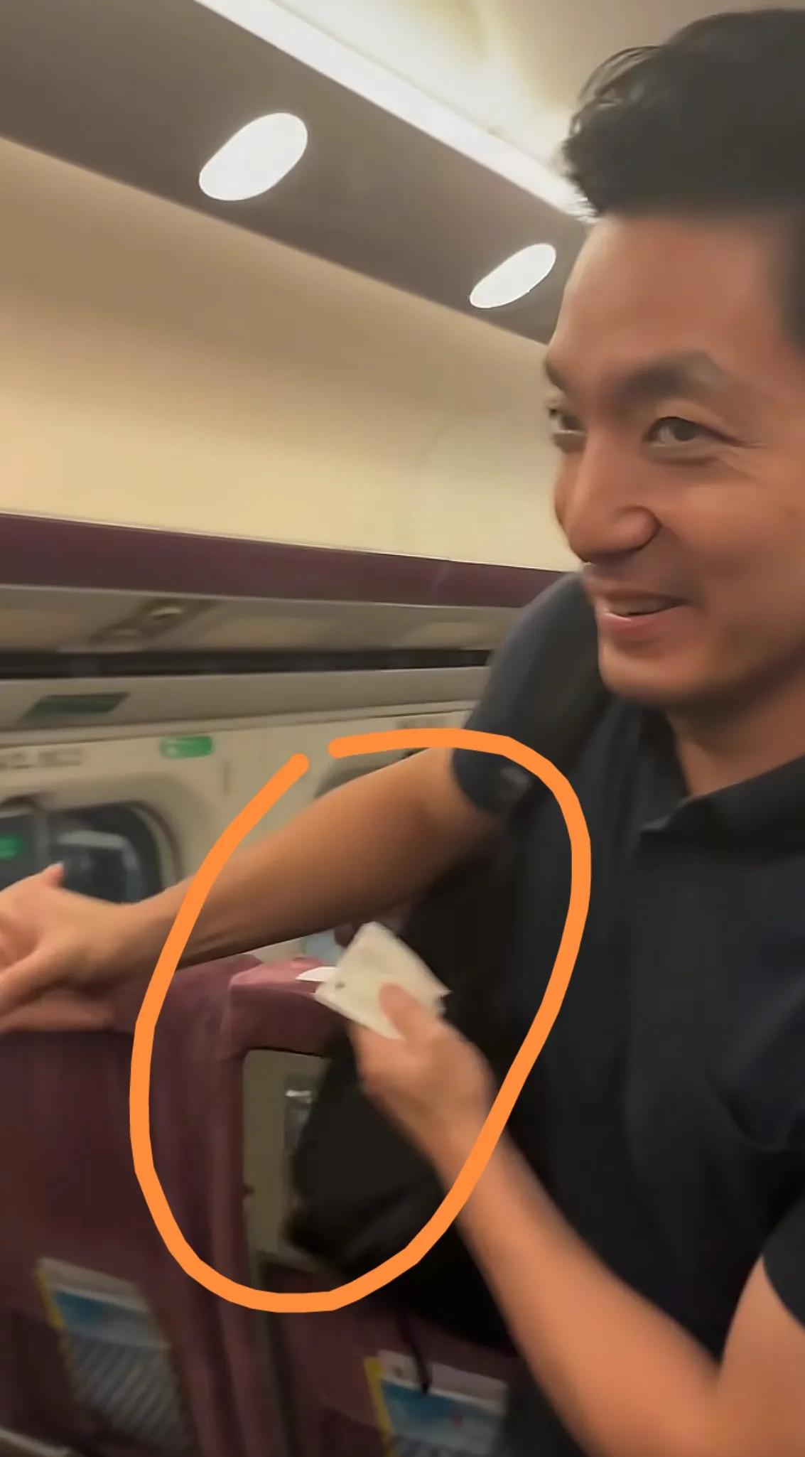 台北偶遇“蒋万安”坐高铁，他太亲民了！没有专车，没有保镖，坐的竟然还是二等座，手