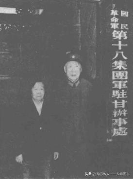 1983年伍修权(右)与王定国重返兰州时在兰州八办纪念馆合影