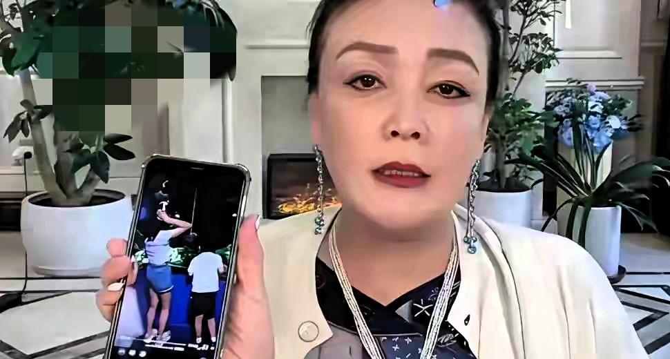血缘根本不抵朝夕陪伴！张兰亲身碰壁，撕开无数家庭最真实的亲情真相
 
谁都以为，