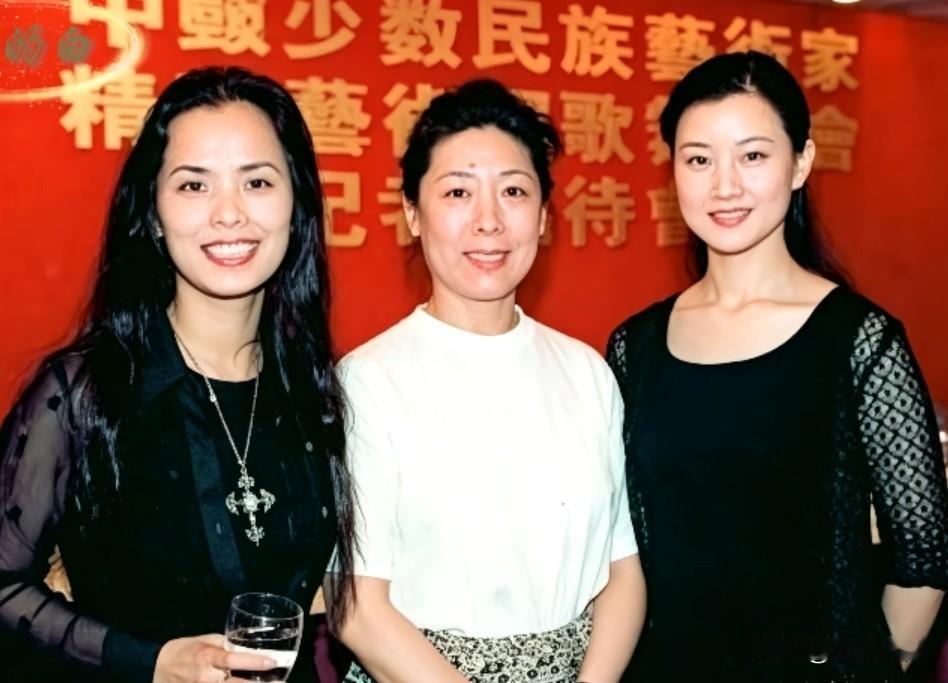 一见到这三位知名歌唱家，耳畔立刻回荡起高亢激昂的《亚洲雄风》、抒情醇厚的《吐鲁番