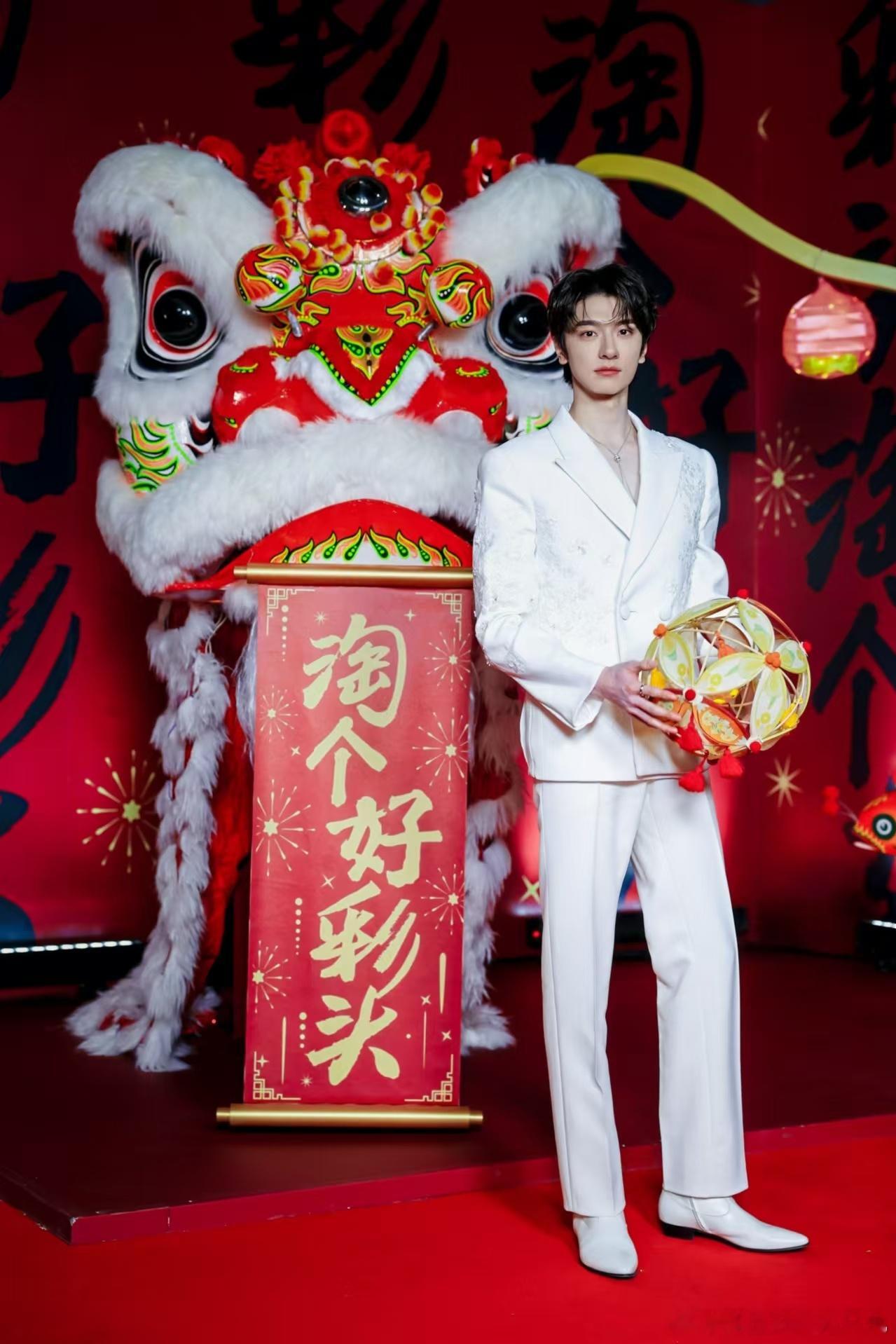 围观微博之夜明星淘彩头 ，超有氛围感！现场同款打卡点，让你轻松get彩头，拍出刷