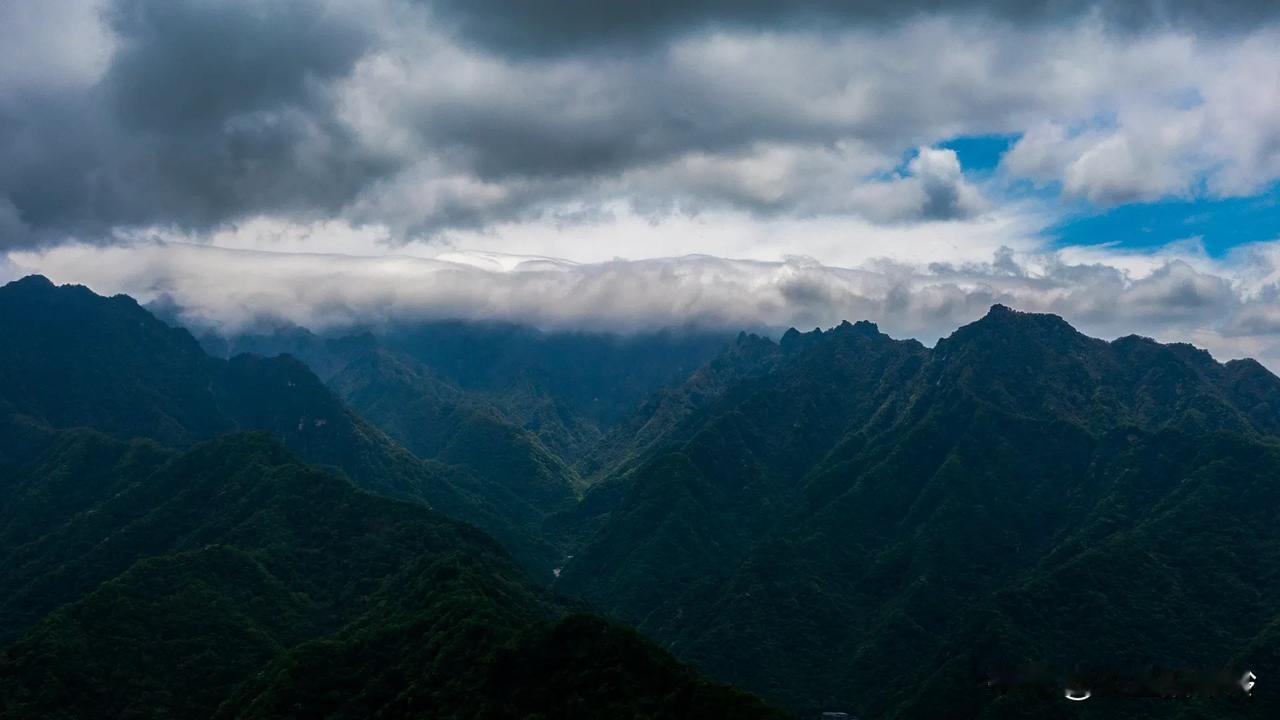 前几天雨后秦岭出现了韩愈笔下的“云横秦岭”景观，这种景观很难遇到，这也是我两年内