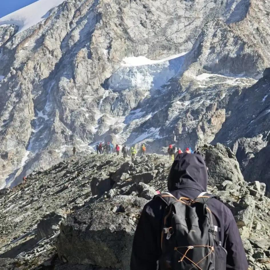 12月21日晚，社交平台瞬间被一则消息点燃——有网友爆料，一名男子在徒步四川甘孜