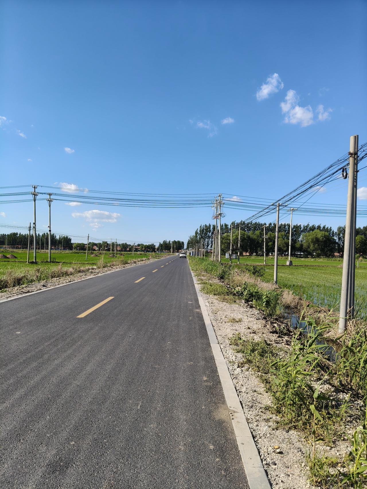 随手拍一张云的图天津农村小道实景拍摄，天空湛蓝，艳阳高照，经历过前段时间的阴雨绵