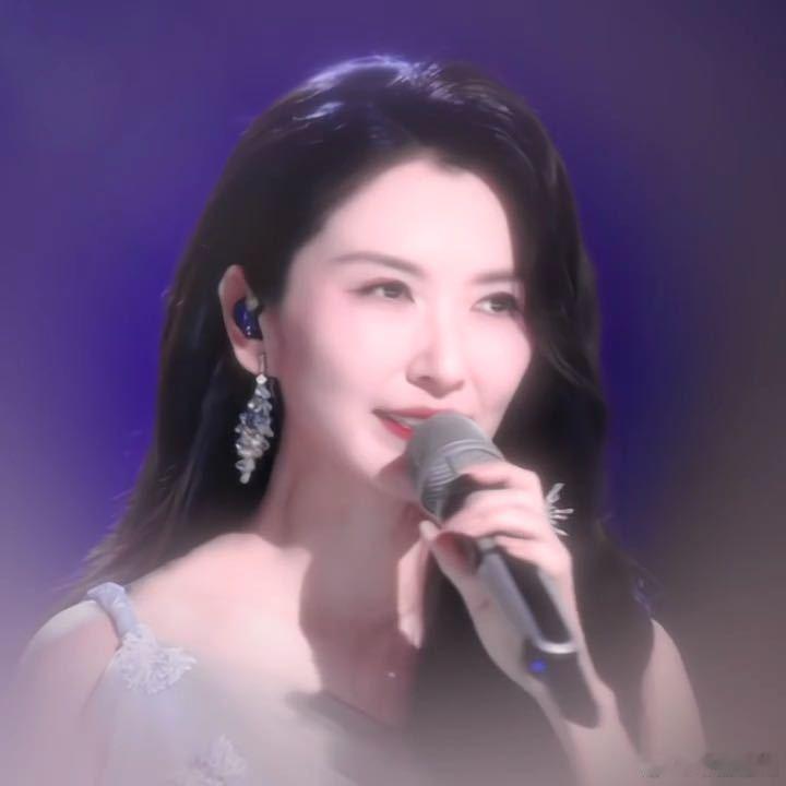 徐洁儿为什么会没人选徐洁儿逆袭唱跳全能功底在线，雨爱全开麦稳到极致，真心不懂当初