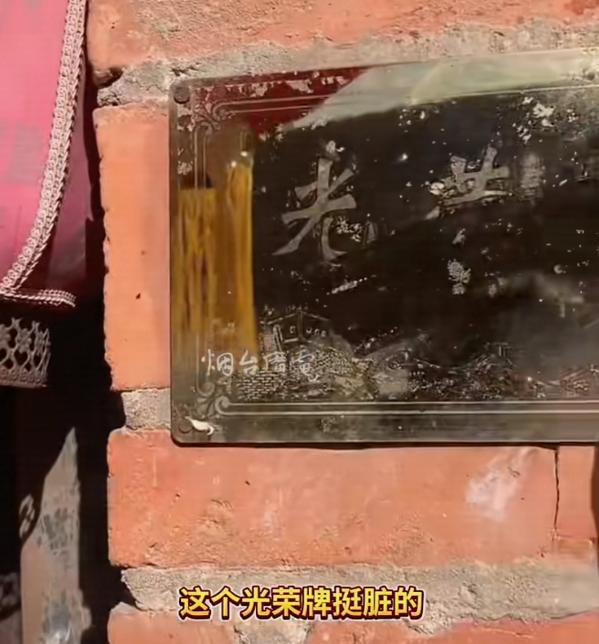 山东烟台，一名退伍老兵回老家过年，陪父亲在门口贴对联时，突然发现门口“光荣之家”