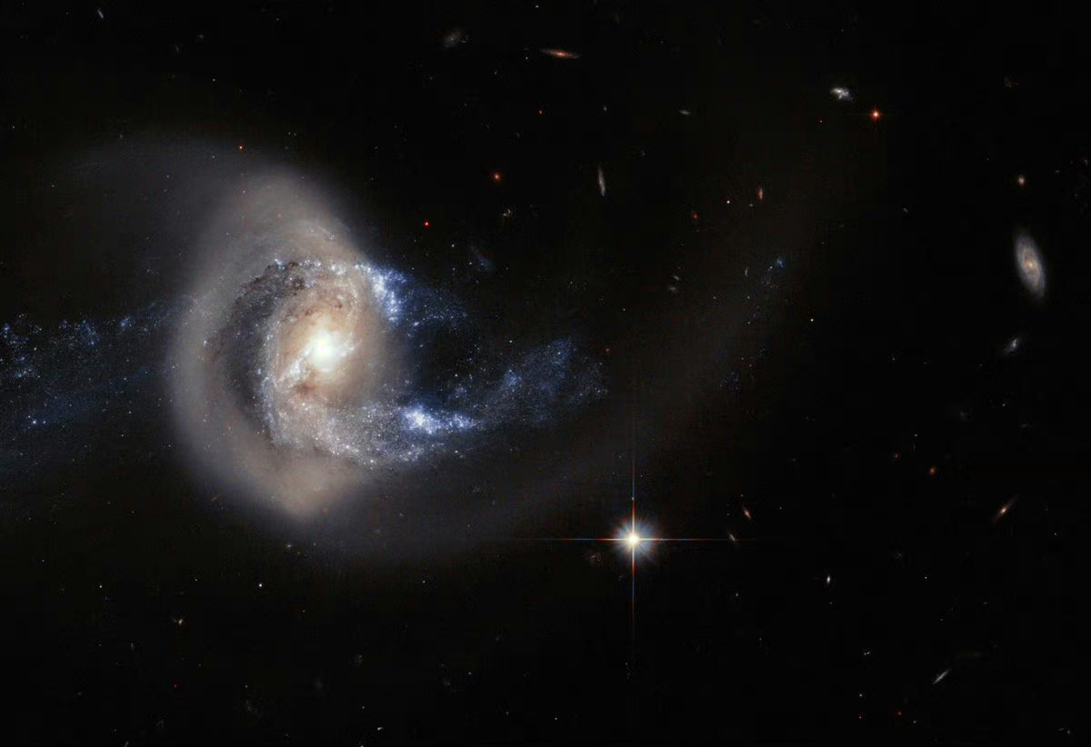 NGC 7714 是一个距离我们 1 亿光年的螺旋星系，它经历了剧烈的事件。它形