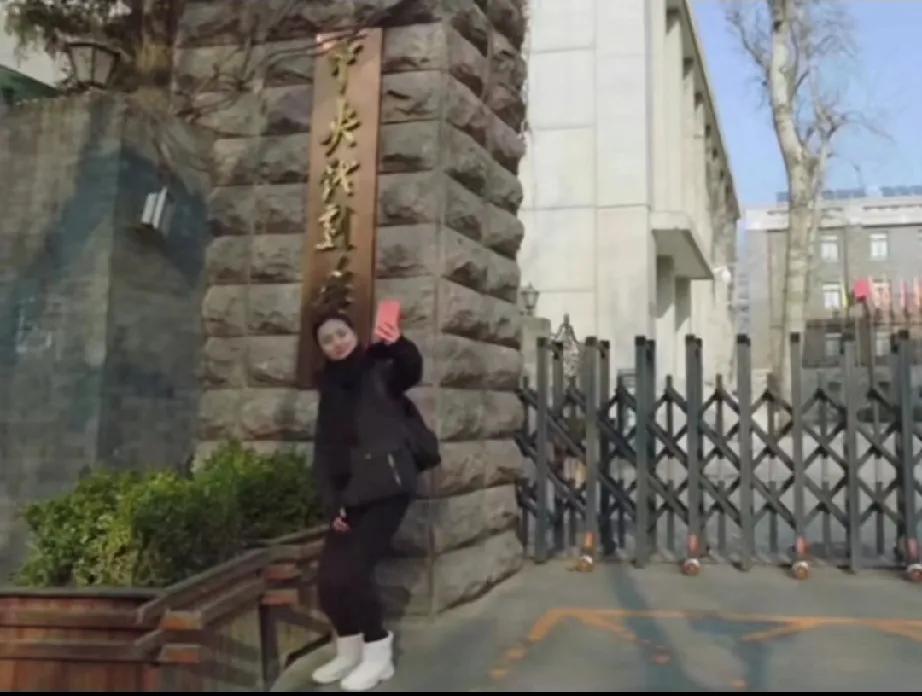 朱媛媛2020年刚发现生病时，重回《贫嘴张大民》拍摄地，她真的什么都知道，就是想
